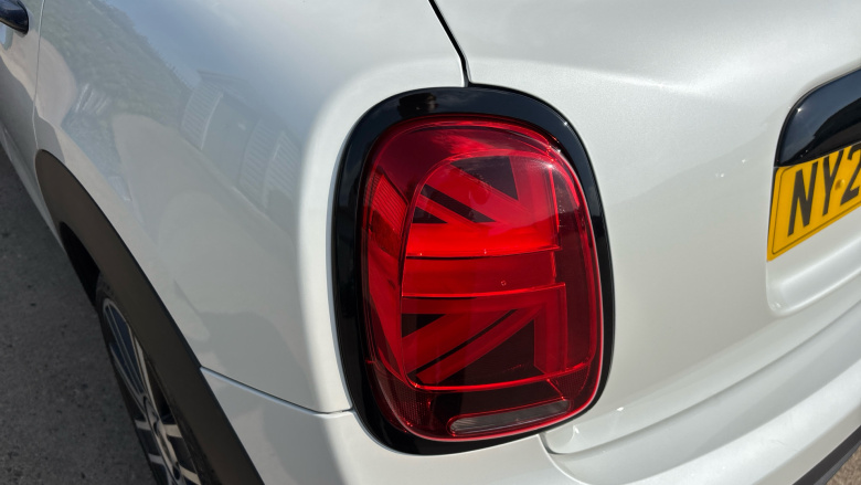 MINI Hatchback 1.5 Cooper Exclusive Premium 5dr Auto Petrol Hatchback